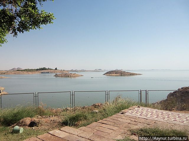 В 60 х годах была проведена уникальная операция — храмы были аккуратно распилены и перенесены на более высокое место. В другом случае. их бы затопило водохранилище им. Насера, возникшее при возведении Асуанской плотины. В 60 х годах была проведена уникальная операция — храмы были аккуратно распилены и перенесены на более высокое место. В другом случае. их бы затопило водохранилище им. Насера, возникшее при возведении Асуанской плотины.