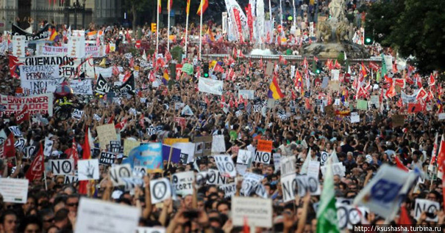 Фото из интернета :
Более 1,5 млн человек приняли в Испании участие в антиправительственных акциях протеста. Они прошли в четверг вечером в 80 городах королевства. Жители страны выступали против увеличения налогов, уменьшения пособий по безработице, отмены бонусов госслужащим. Мадрид, Испания