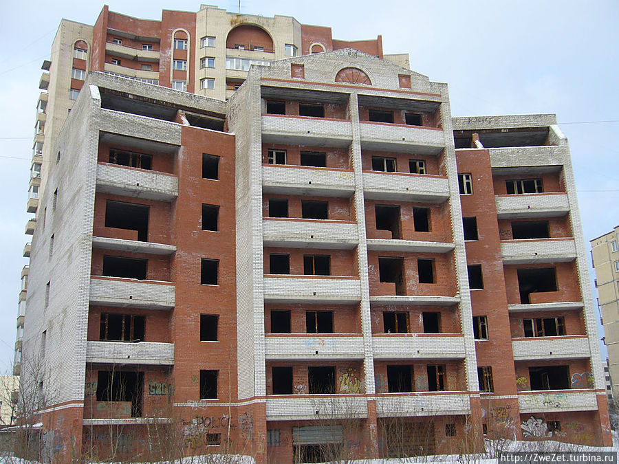 Полагают, что этот дом построен как противовес Пизанской башне в Купчино Санкт-Петербург, Россия Полагают, что этот дом построен как противовес Пизанской башне в Купчино Санкт-Петербург, Россия