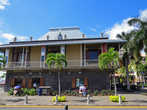 Рядом, в блоке А (вот как это называется, вычитал в адресе музея Caudan Waterfront (это вся набережная так кличется), Block A — наш южный полуостров) пожалуй самый знаменитый музей Маврикия Blue Penny Museum.