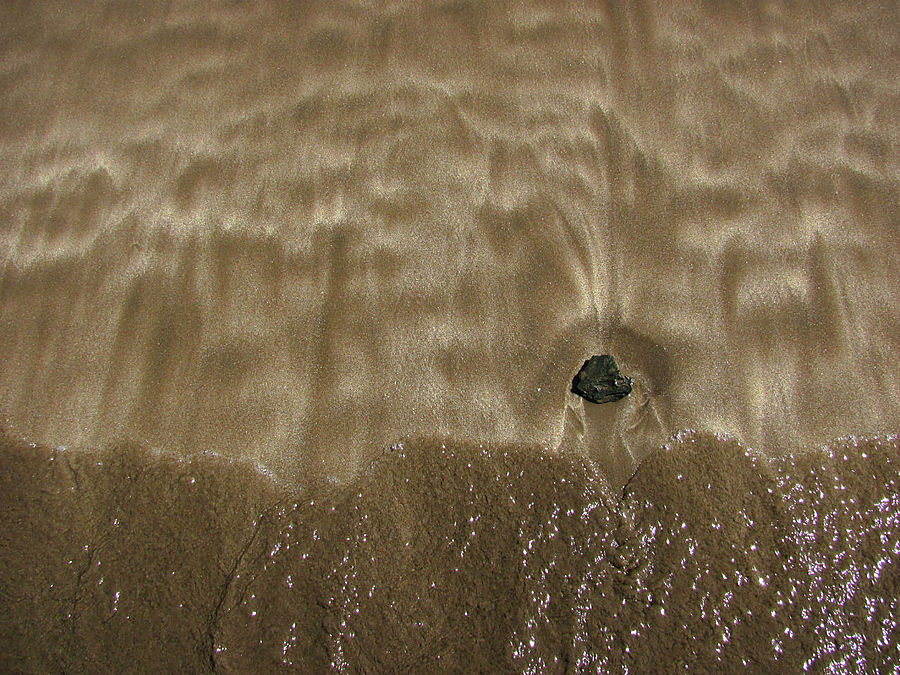 Волны рисуют причудливые орнаменты на мраморном золотисто-чёрном песке Остров Гран-Канария, Испания