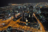 Ночью Дубай вспыхивает миллионом огней.