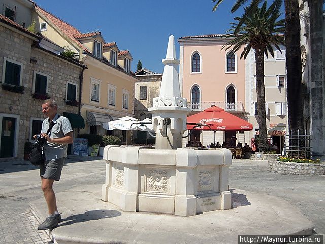 Главная площадь города площадь Герцега Стъепана, В центре площади питьевой фонтан Карача. Главная площадь города площадь Герцега Стъепана, В центре площади питьевой фонтан Карача.