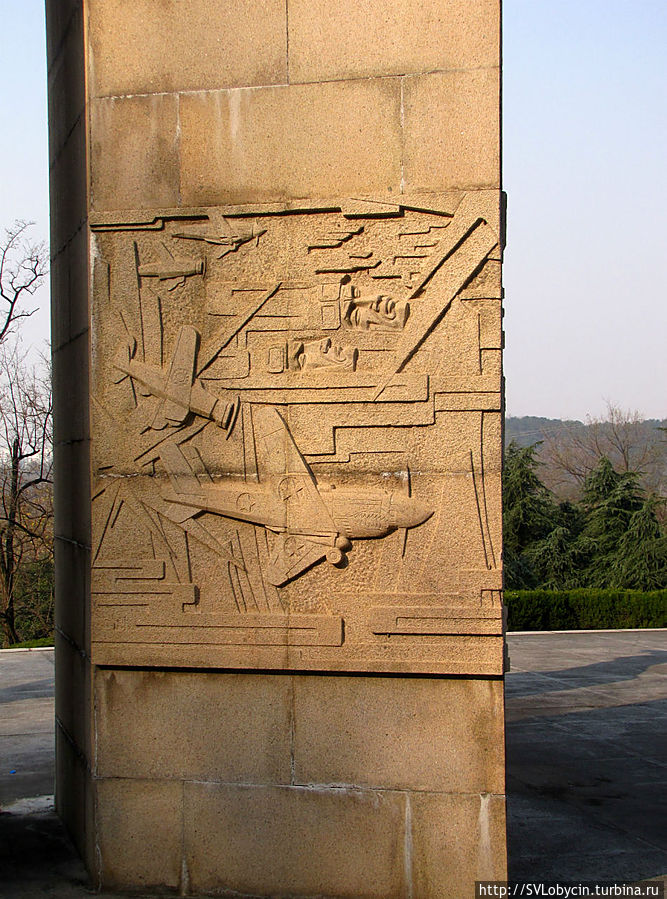 Барельеф на центральной стелле монумента Нанкин, Китай