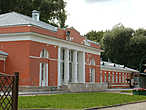 Главный дом усадьбы восстановлен в 2009-11. При оставлении Москвы в 1812 усадьба была сожжена французами, а после войны отстроена заново.