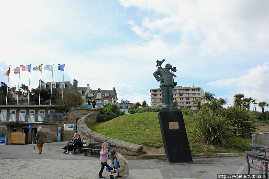 Памятник Альфреду Хичкоку (1899-1980) установлен 8 октября 2009 года, в честь 20 фестиваля Британских фильмов. Скульптор Marius Mallet. Памятник Альфреду Хичкоку (1899-1980) установлен 8 октября 2009 года, в честь 20 фестиваля Британских фильмов. Скульптор Marius Mallet.