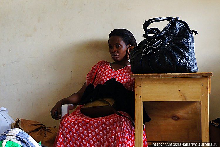 Тетенька в ожидании автобуса Тетенька в ожидании автобуса