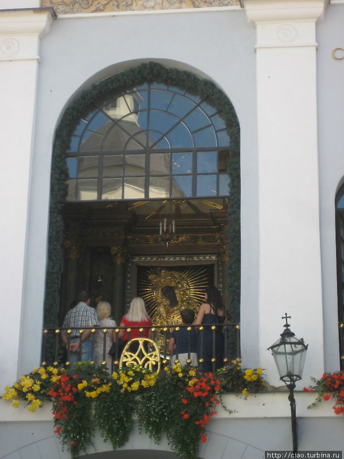 Главная святыня  — чудотворная икона Матери Божией Остробрамской. Почитается как католиками, так и православными. Вильнюс, Литва
