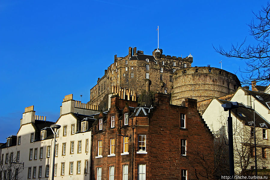 над Grassmarket нависает крепость Edinburgh Castel Эдинбург, Великобритания