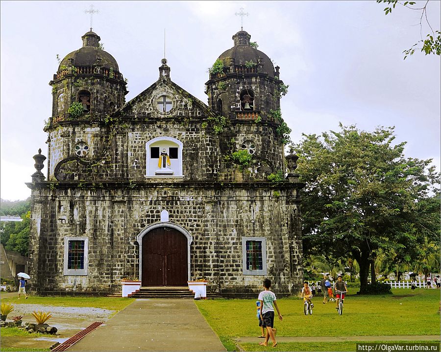 *Многие филиппинские городки на полуострове украшают церкви, построенные еще испанцами. Эта построена в 1882 году и многое повидала... Легаспи, Филиппины