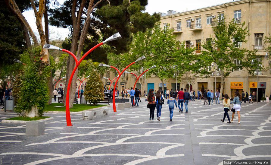 Широкие пешеходные улицы, вымощенные плиткой, созданы для неспешных прогулок. Баку, Азербайджан