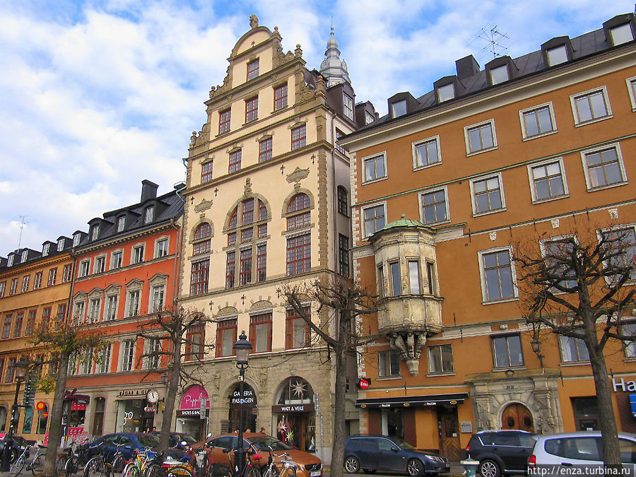 Сторожевая башенка на доме по адресу Kornhamnstorg 51. Башtyrer держат 4 атланта, а выглядит она как башни на злосчастном корабле Wasa. Сторожевая башенка на доме по адресу Kornhamnstorg 51. Башtyrer держат 4 атланта, а выглядит она как башни на злосчастном корабле Wasa.