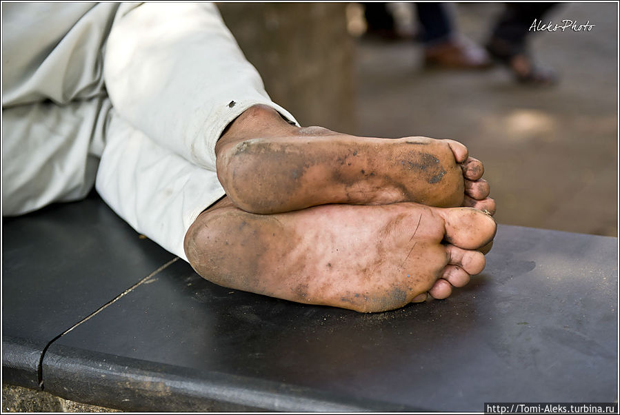 В Бомбее очень много реально бедных людей на улицах. Особенно бросается в глаза их внешний вид на фоне богатейших дворцов колониальной эпохи, расположенных на юге города...
* В Бомбее очень много реально бедных людей на улицах. Особенно бросается в глаза их внешний вид на фоне богатейших дворцов колониальной эпохи, расположенных на юге города...
*