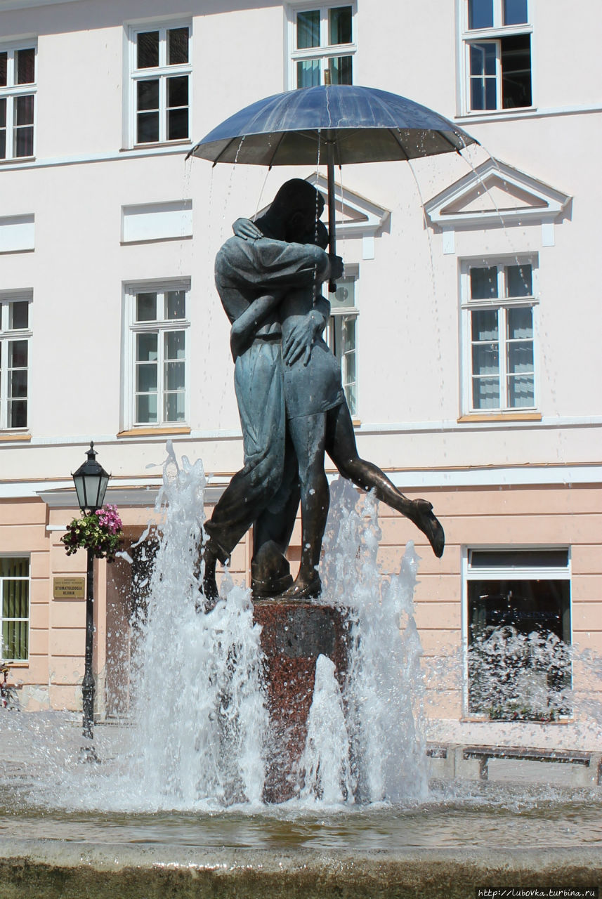 Фонтан Целующиеся студенты стал неофициальным символом Тарту. Тарту, Эстония