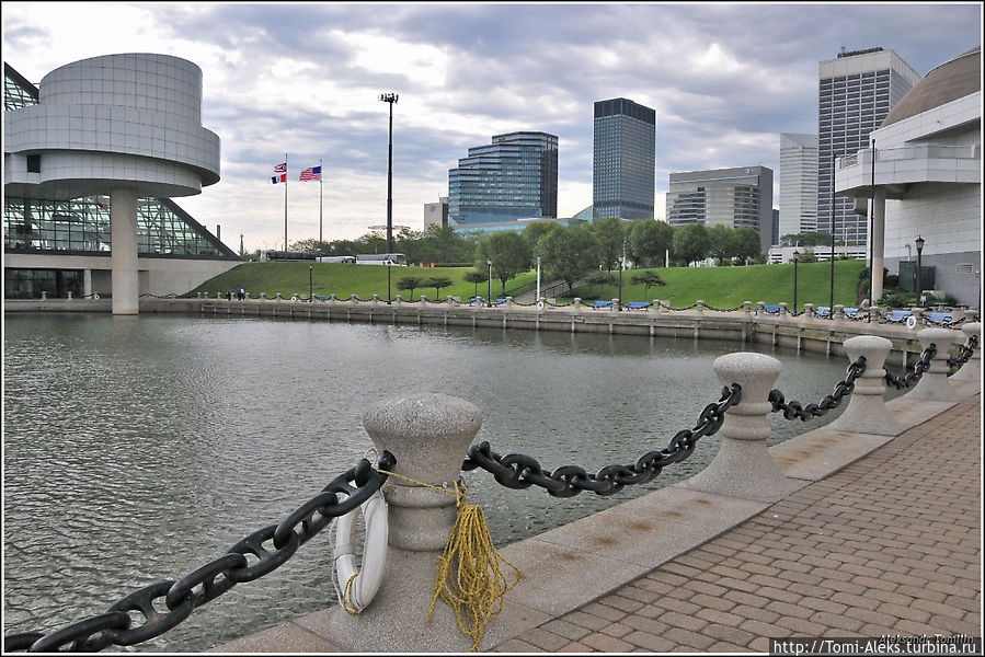 Удаляясь в сторону кораблика-музея, вдоль приятных таких столбиков с цепями...
* Удаляясь в сторону кораблика-музея, вдоль приятных таких столбиков с цепями...
*