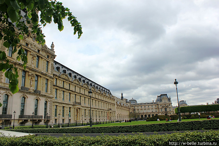 Крылья Лувра. Крылья Лувра.