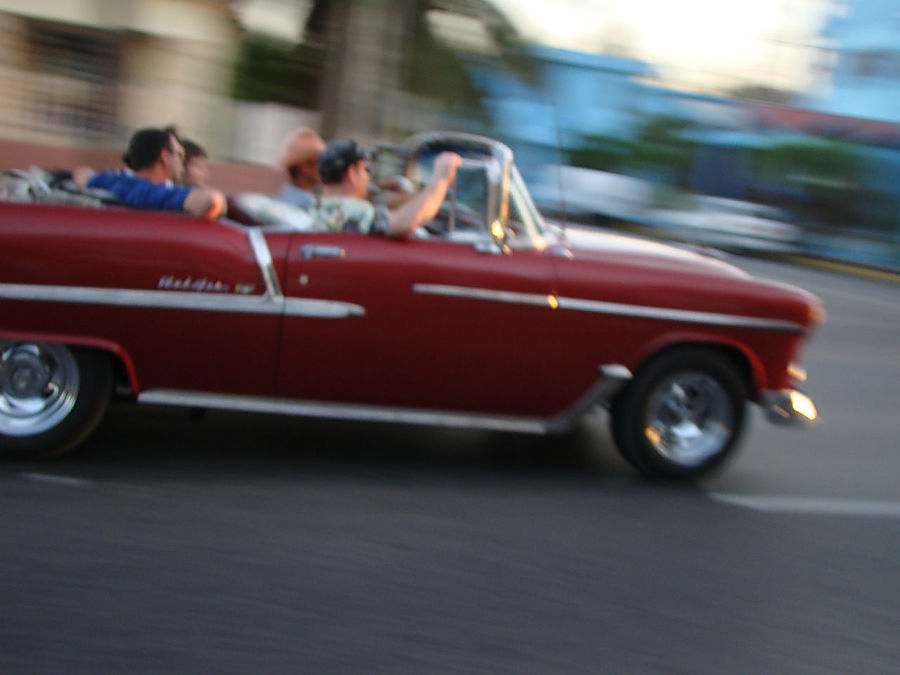 Ретро-автомобили острова Свободы Гавана, Куба Ретро-автомобили острова Свободы Гавана, Куба