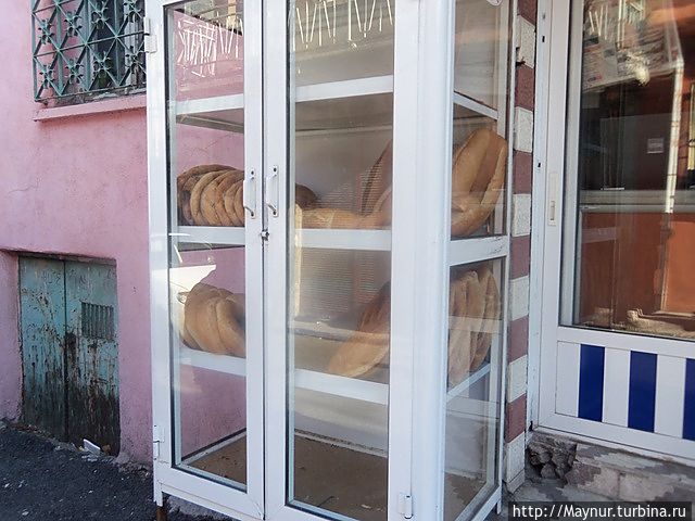 В таких шкафах хлеб продается около маленьких  магазинчиков .Подходишь, берешь сколько тебе нужно и идешь в магазин за расплатой. Измир, Турция