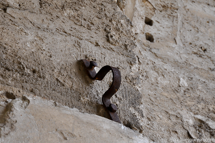 На стенах сохранились железные крепления. Николаевская область, Украина