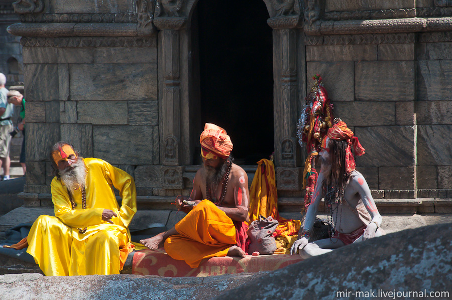 Местные садху (монахи-аскеты), зачастую подрабатывающие на фото с туристами. Катманду, Непал