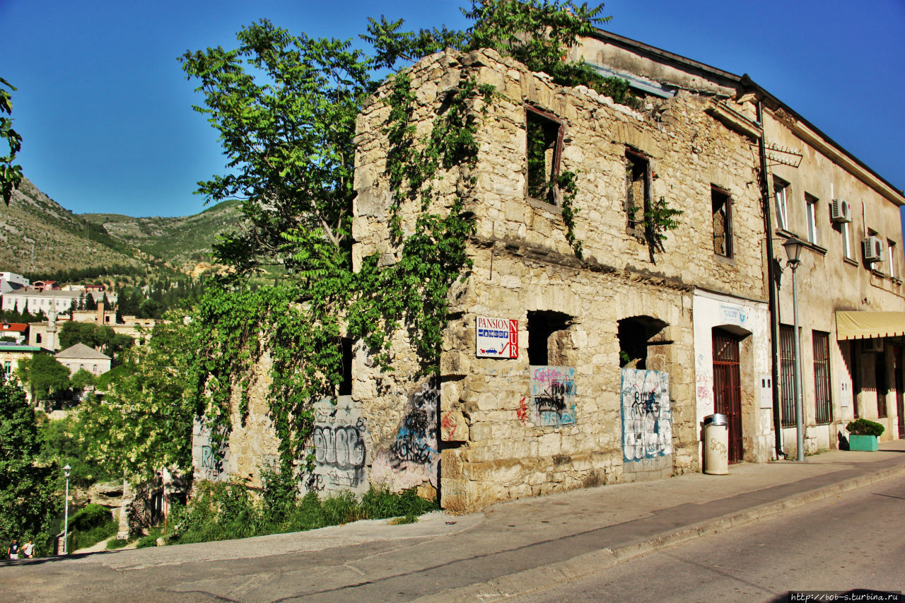 Следы войны. Следов много, Мостар удивил количеством расстрелянных стен и фасадов домов, не смотря на его туристическую значимость и красоту, следов достаточно много... Мостар, Босния и Герцеговина