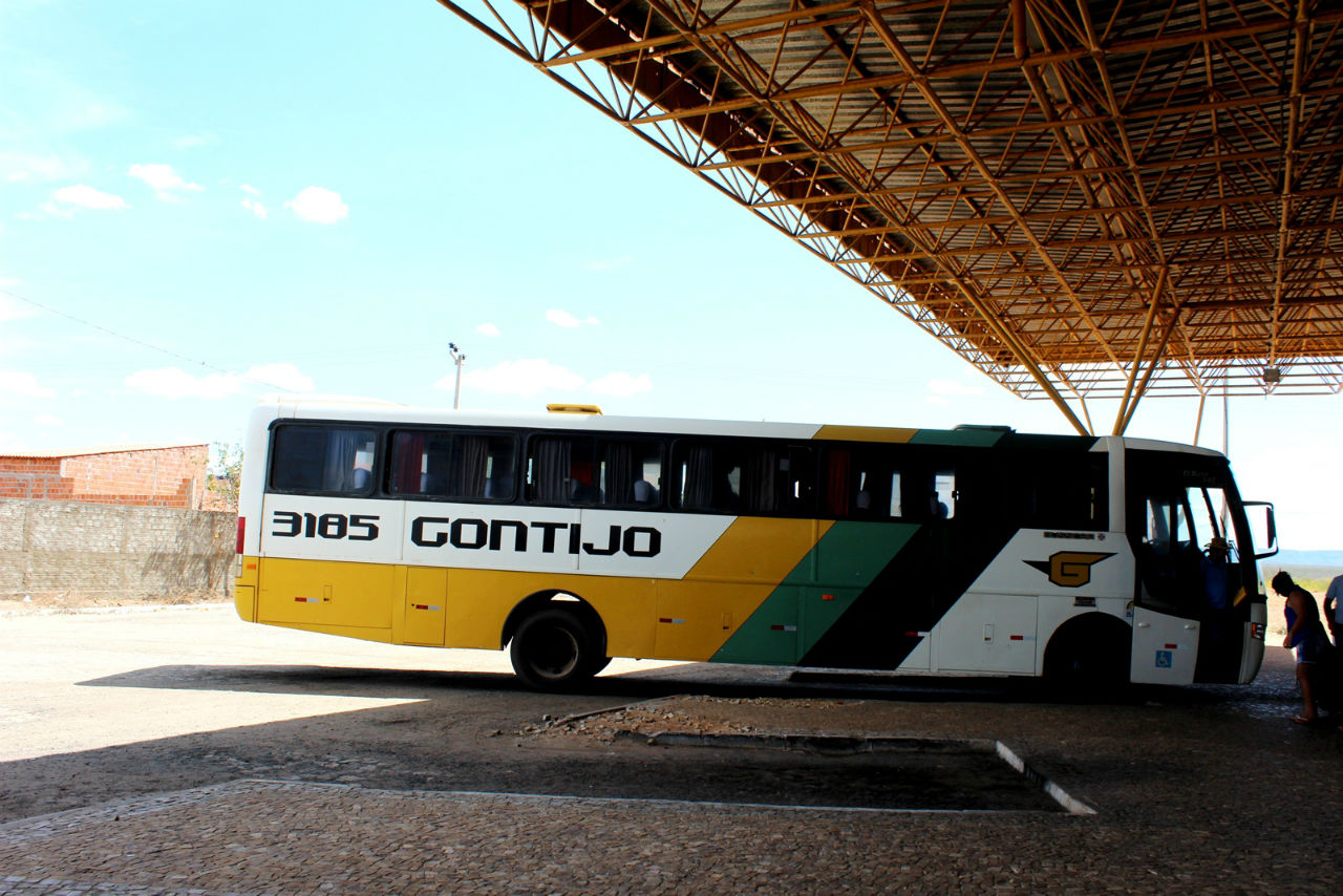 Отправление автобуса из Сан-Раймунду-Нонату на Петролина и Жуазейру Сан-Раймунду-Нонату, Бразилия