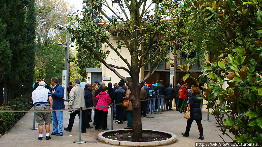 Очередь в кассу в Альгамбру. Мы в ней не стояли, но она, как видите, не очень большая Очередь в кассу в Альгамбру. Мы в ней не стояли, но она, как видите, не очень большая