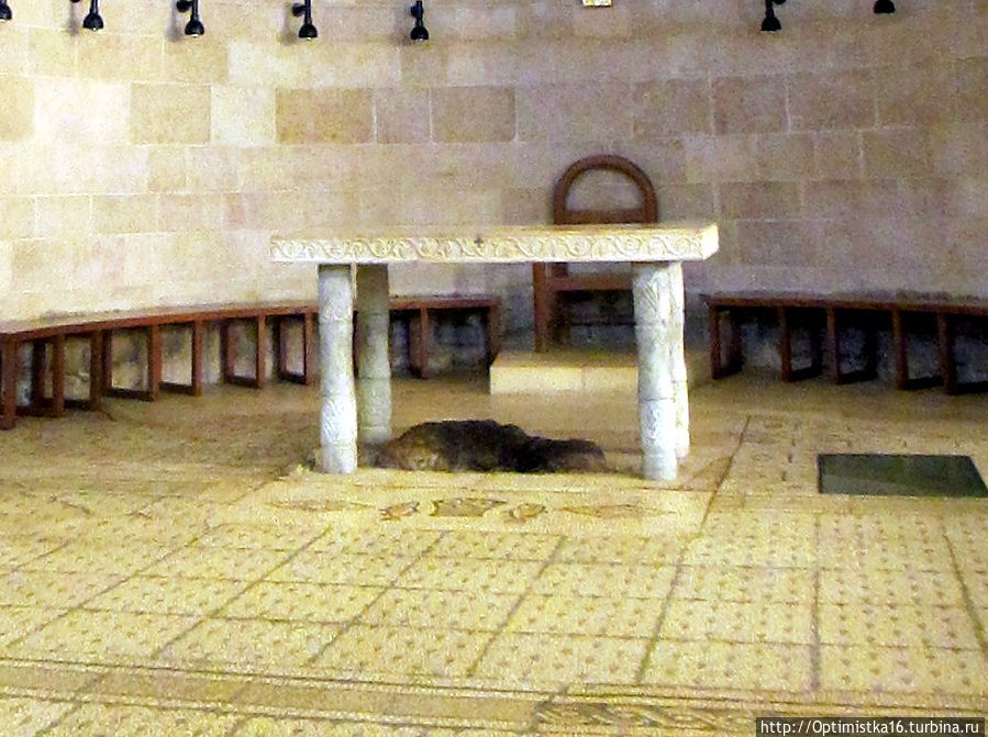 Перед алтарём — известная на весь мир мозаика 2 рыбы и 4 хлеба, а пятая рыба —  на камне. Табха (Нагорная Проповедь), Израиль