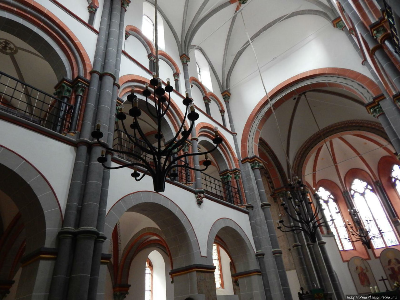 Церковь св.Петра. Начало постройки ок. 1200. Бахарах, Германия Церковь св.Петра. Начало постройки ок. 1200. Бахарах, Германия