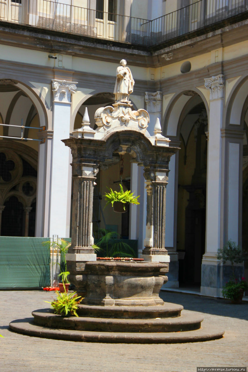 колодец с небольшой мраморной статуей св. Лаврентия работы Козимо Фандзаго. Неаполь, Италия