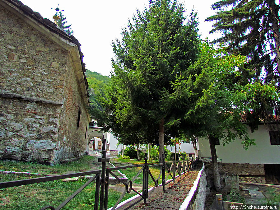 Черепишский монастырь — обитель в живописнейшем ущельи Черепиш, Болгария Черепишский монастырь — обитель в живописнейшем ущельи Черепиш, Болгария