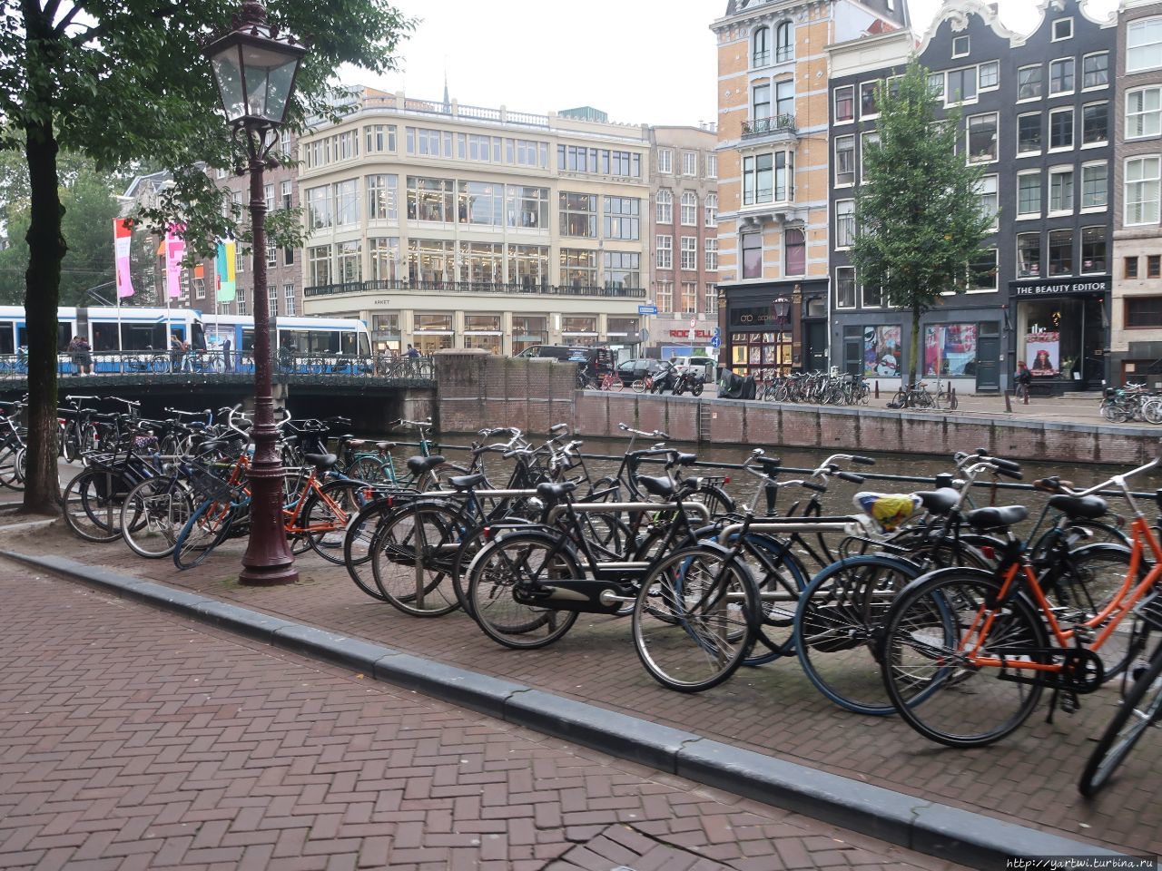 Чуть позже теряешь счет мостам, каналам и особенно велосипедам, которые находятся повсюду. Амстердам, Нидерланды