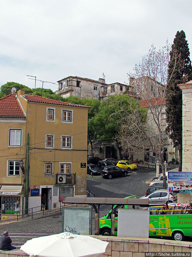По узким улочкам арабского района Лиссабона 