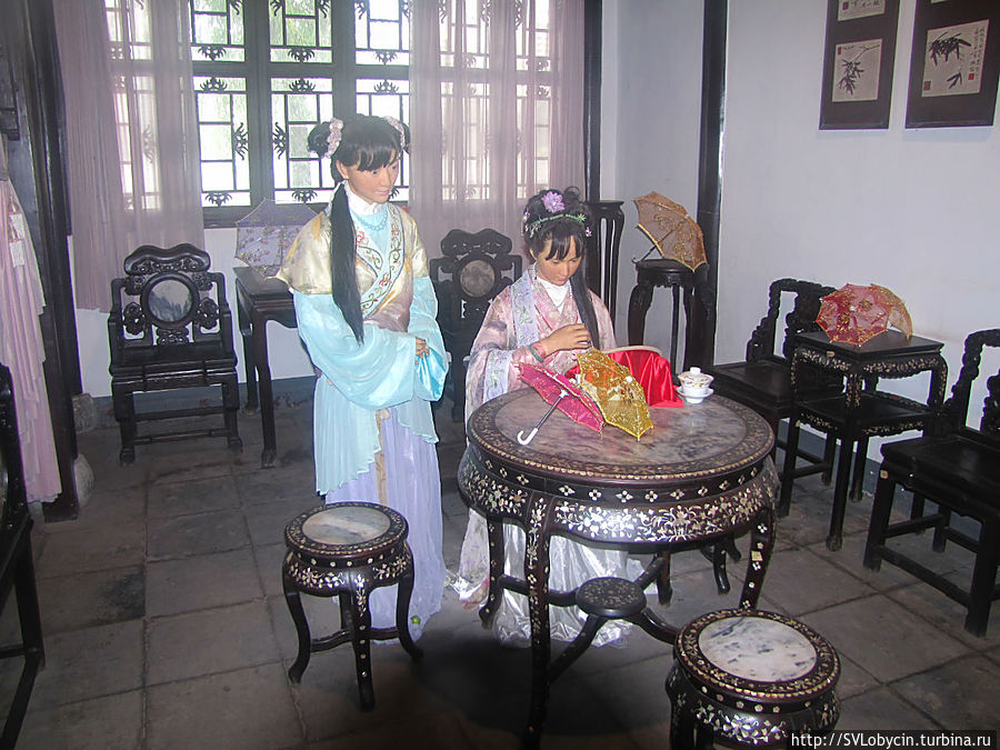 Восковые фигуры девушек в национальных одеждах Нанкин, Китай