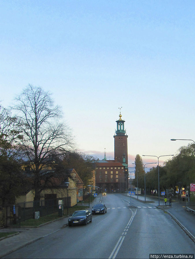 Уезжаем на остров Kungsholmen, делаем круг и подъезжаем к остановке № 11 у Ратуши. Стокгольм, Швеция