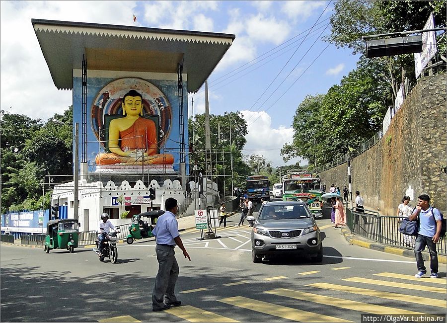 *На перекрестках Канди. Вряд ли водители будут нарушать правила движения под неусыпным оком просветленного будды Канди, Шри-Ланка