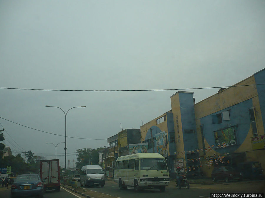 Улицы типичного города Моратува, Шри-Ланка