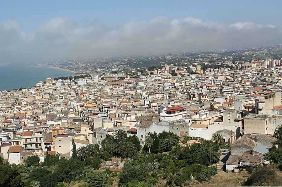 вид на город с нижней обзорной площадки Кастелламмаре-дель-Гольфо, Италия