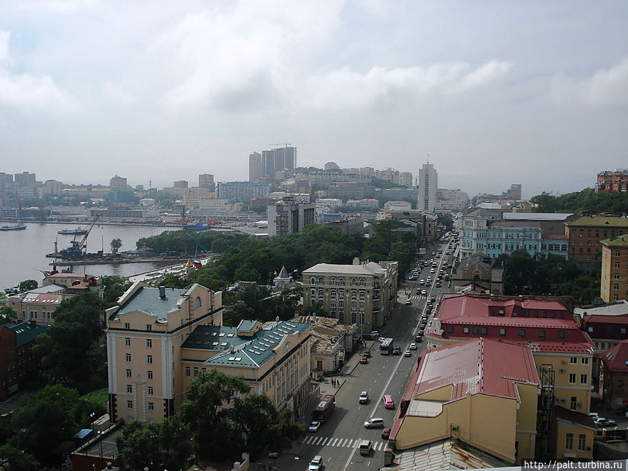 Вот такая она наша главная улица с высоты моста через Золотой Рог. Снимок сделан во время народного гуляния по мосту в честь его открытия. Сейчас по мосту можно передвигаться только на авто. Хотя, вроде обещали, что по техническим дорожкам можно и пешим. Вот такая она наша главная улица с высоты моста через Золотой Рог. Снимок сделан во время народного гуляния по мосту в честь его открытия. Сейчас по мосту можно передвигаться только на авто. Хотя, вроде обещали, что по техническим дорожкам можно и пешим.