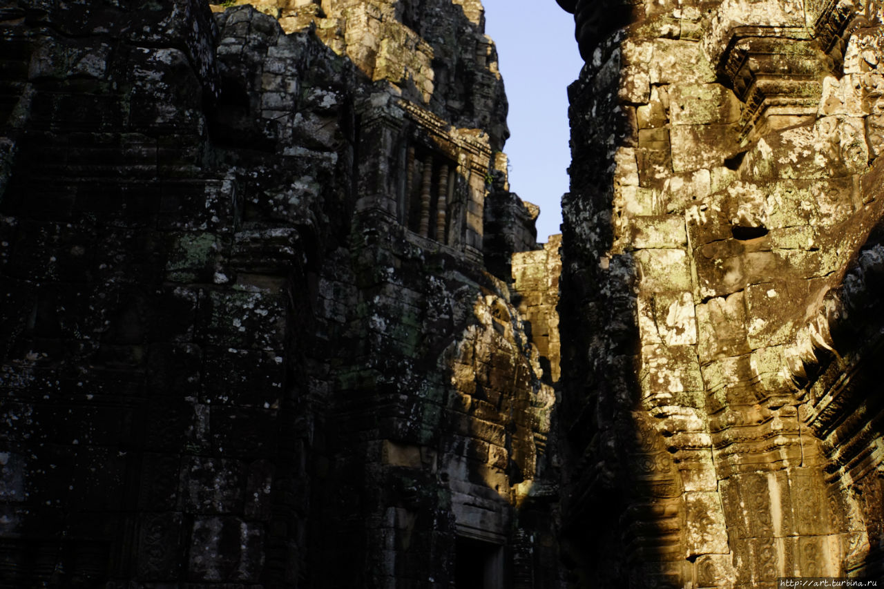 На рассвете, если находишься внутри  комплекса, кажется, что находишься в горным ущелье Ангкор (столица государства кхмеров), Камбоджа