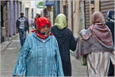 Поэтому становится ясным, откуда столько бедных людей на улицах городов. Женщины — в разноцветных платках. Кстати, марокканские мужчины имеют право заводить до четырех жен.