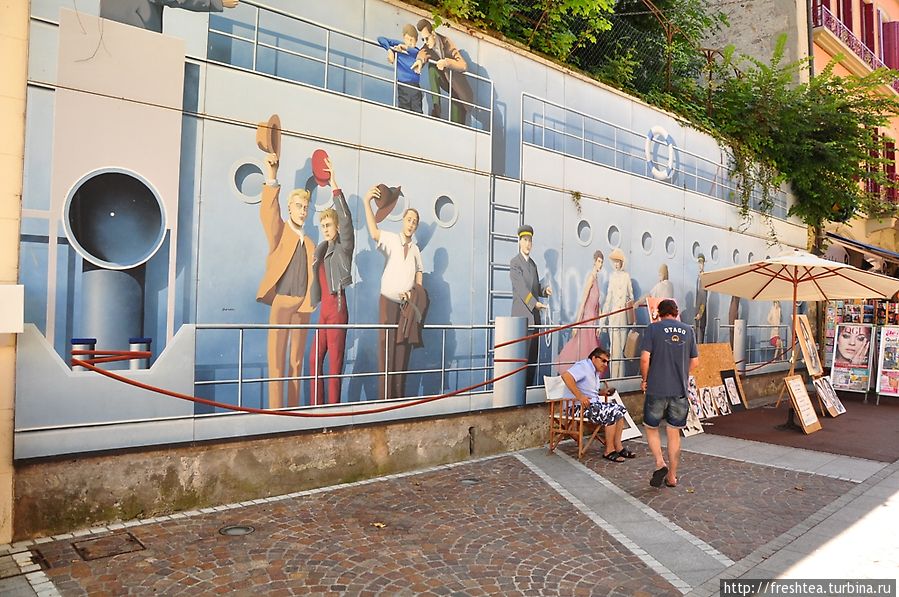 Настенные картины в Эвиане, похоже, навеяли фасады старого Лиона. Рона-Альпы, Франция