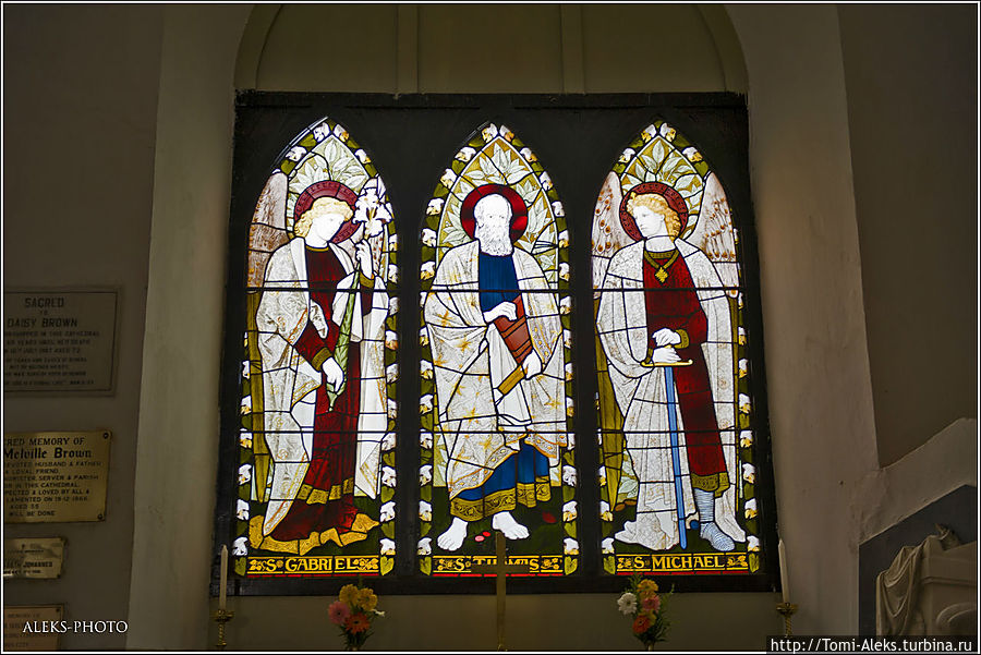 Окна собора, как и положено в англиканских церквях, — украшают витражи...
* Окна собора, как и положено в англиканских церквях, — украшают витражи...
*