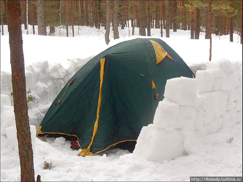 Место под палатку обычно чистят от снега и окапывают... Валдай, Россия