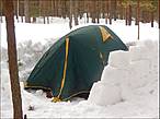 Место под палатку обычно чистят от снега и окапывают...