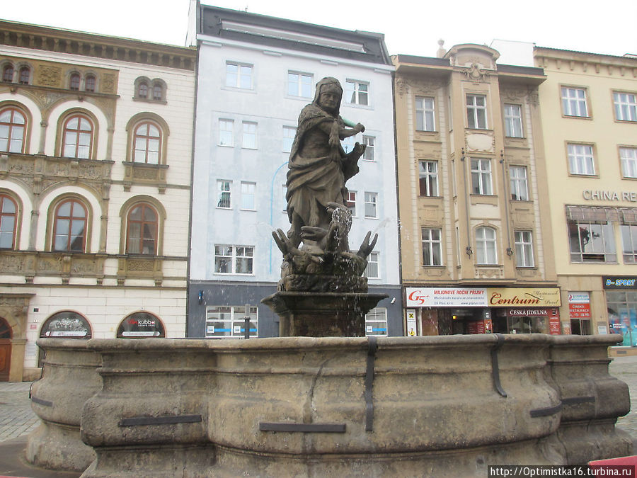 Следующий по очереди — фонтан Геракла (1687 год).
Геракл с поверженной оломоуцкой орлицей в левой руке здесь символически представлен как защитник города, который могучей палицей отражает вражеские атаки Гидры у своих ног. Оломоуц, Чехия