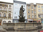 Следующий по очереди — фонтан Геракла (1687 год).
Геракл с поверженной оломоуцкой орлицей в левой руке здесь символически представлен как защитник города, который могучей палицей отражает вражеские атаки Гидры у своих ног.