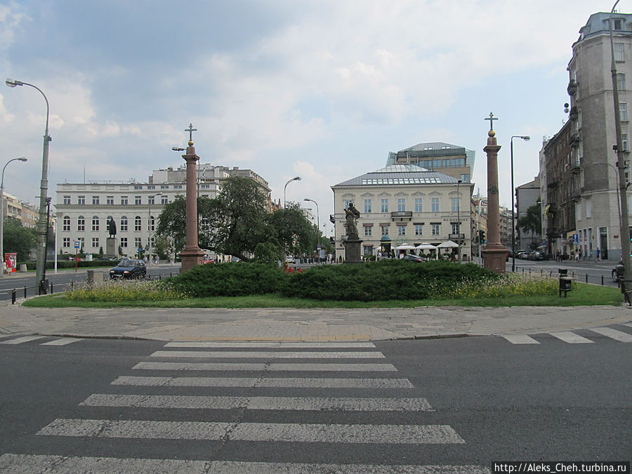 Памятник Яну Непомуцкому напротив костела. Варшава, Польша