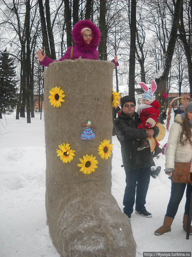 Валенки-валенки... Этот гигант — работа наших мастеров с Ярославской фабрики валяной обуви. Удивились? Валенки-валенки... Этот гигант — работа наших мастеров с Ярославской фабрики валяной обуви. Удивились?