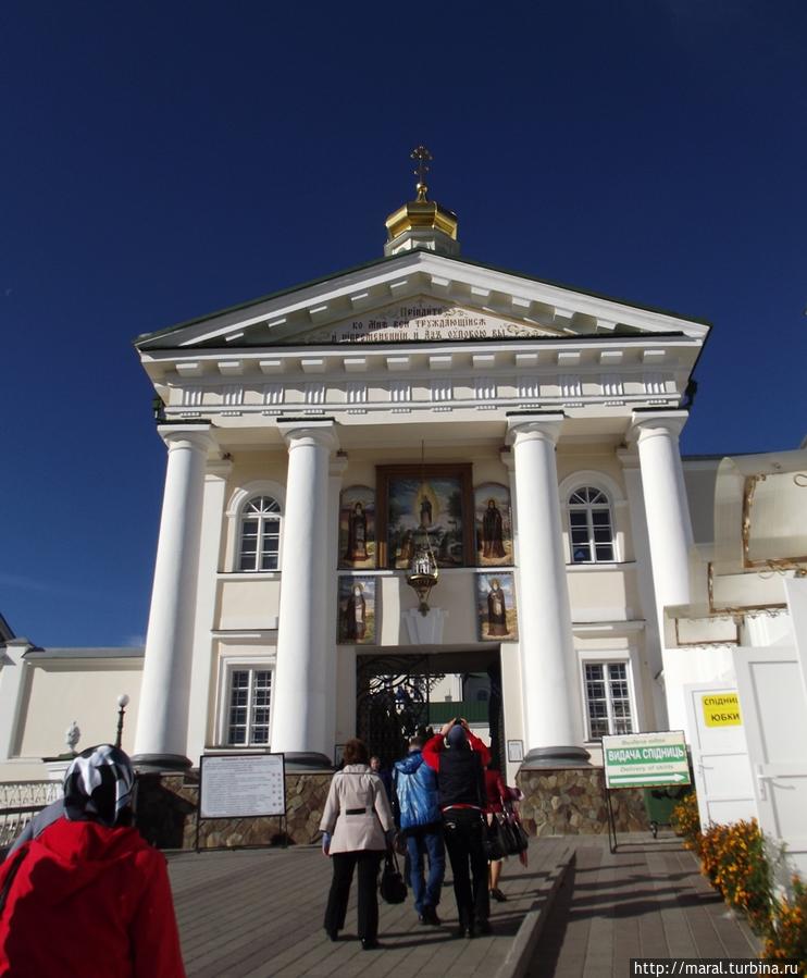 Святые врата с Надвратной церковью Рождества Пресвятой Богородицы Почаев, Украина